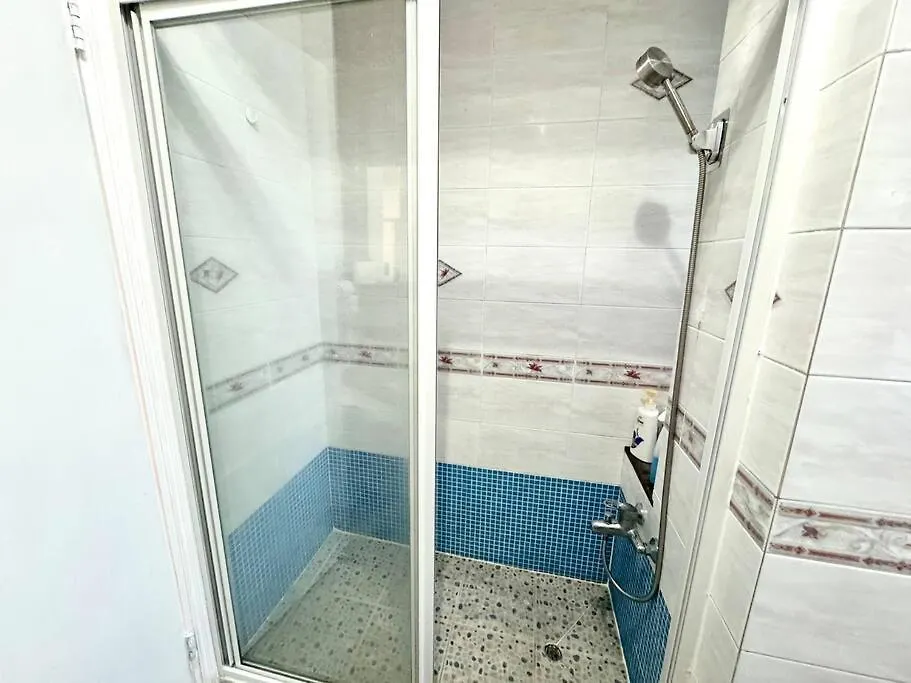Apartment 亞朵溫馨公寓3房1 廳7-9人 5張床 旺角中心 地鐵口 樓下就是 女人街 波鞋街鬧市打卡景點 Hong Kong