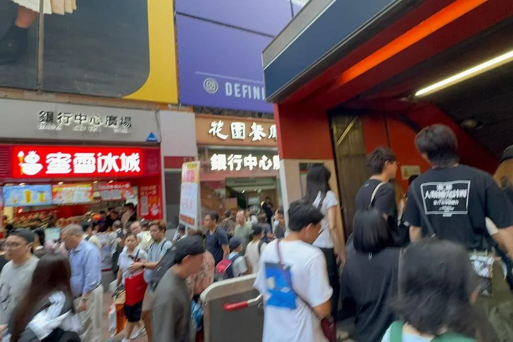 Apartment 亞朵溫馨公寓3房1 廳7-9人 5張床 旺角中心 地鐵口 樓下就是 女人街 波鞋街鬧市打卡景點 Hong Kong