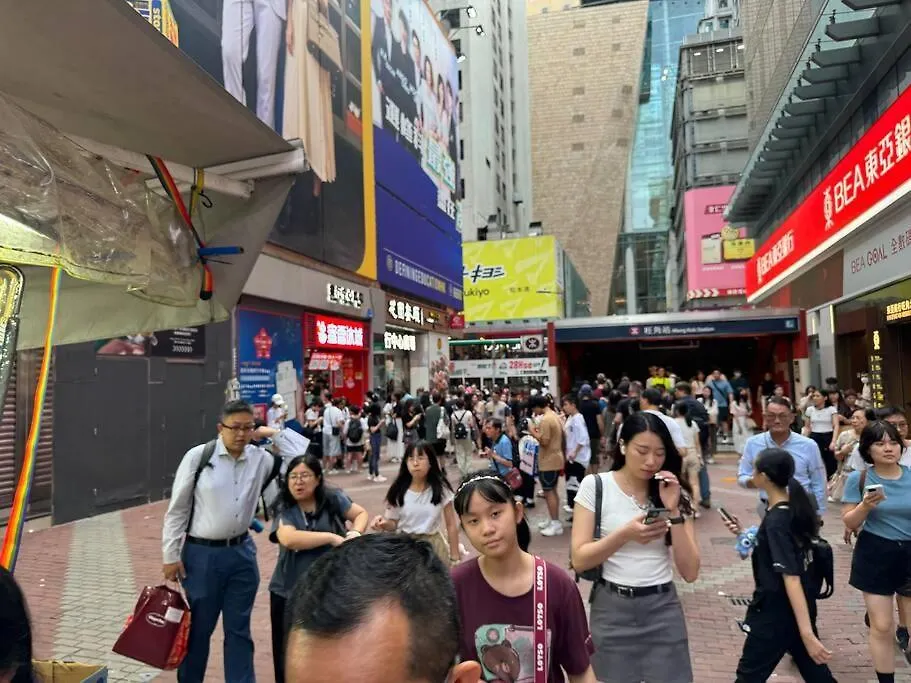 亞朵溫馨公寓3房1 廳7-9人 5張床 旺角中心 地鐵口 樓下就是 女人街 波鞋街鬧市打卡景點 Hong Kong