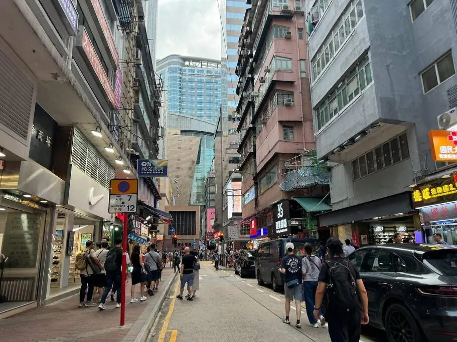 Apartment 亞朵溫馨公寓3房1 廳7-9人 5張床 旺角中心 地鐵口 樓下就是 女人街 波鞋街鬧市打卡景點 Hong Kong China
