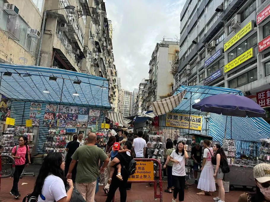 Apartment 亞朵溫馨公寓3房1 廳7-9人 5張床 旺角中心 地鐵口 樓下就是 女人街 波鞋街鬧市打卡景點 Hong Kong